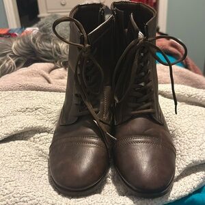 Brown women’s boots size 10 idk the brand